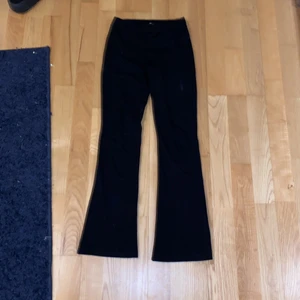 Byxor - Jag säljer ett par svarta utsvängda byxor för 45kr  typ aldrig använda 