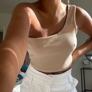 Söt topp✨✨ - Super söt topp! Använd fåtal gånger🌟 storlek passar en Xs!💓💓 frakt tilläggs 24kr