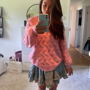 Rosa stickad tröja  - En jättefin rosa stickad tröja i ett jätte mysigt material💞💞 St är L men sitter bra på mig som burkar ha s/m i andra tröjor!! Märket är Soaked💞💞 frakt tillkommer!