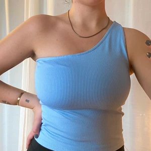 One shoulder top strl M - Mjuk och fin ribbad sommartopp från Gina tricot i storlek M! I princip helt oanvänd, har klippt bort storlekslappen i ryggen så den inte skulle sticka fram!🦋💙
