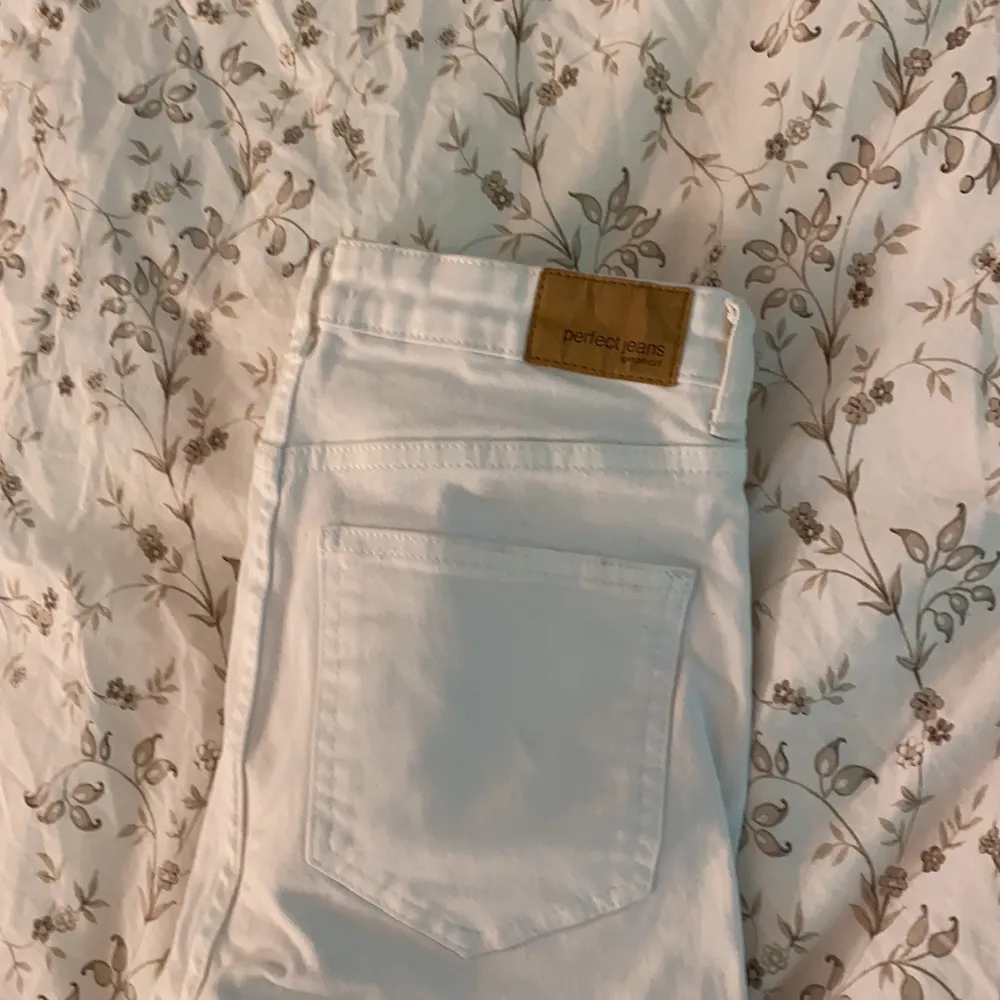 Super fina vita high waisted jeans med lite slits längs ned. köpta från Gina tricot. Storlek: 38 men känns som 36 Använd enstaka gånger och säljer då de aldrig kommer till användning! Skriv vid intresse! Köparen står för frakt 💕. Jeans & Byxor.