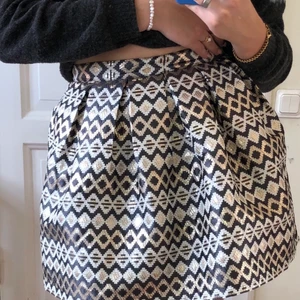 Kjol - Säljer en så cool kjol som köptes för cirka tre år sedan på Reserved i Polen:) Skitcool och passar bra med typ t-shirt och att klä upp eller klä ner till både fest och vanliga tillfällen. Guldig, grå och beige/krämvit i snyggt mönster och typ glitter i de guldiga delarna. Jättefin och unik, har aldrig sett någon liknande tidigare! Något kort på mig som är 172 cm.💗 Storlek 164 för barn men passar nog S bäst:)