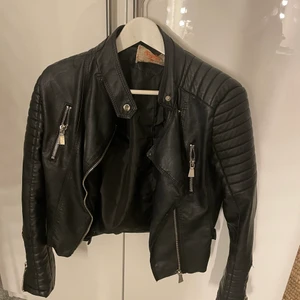 Skinnjacka madlday  - Superskön o snygg skinnjacka från chiquelle, säljs då den ej kommer till användning längre❣️ tyvärr ett ganska stort hål vid armhålan därför sälja den för billigt pris 