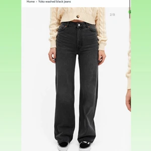 Yoko jeans från monki  - Gråa jeans från monki i modellen yoko. Använt dem minst 2 gånger å säljer dem pga. att de är för små för mig å de kommer inte till användning därav är dem i bra skick. Jag har sytt upp byxorna eftersom jag är 155cm kort, men de går bara att sprätta upp sömmen vid bena så är dem långa igen. Är i storlek 26, bilden är lånad från Monkis hemsida. Skriv till mig om ni är intresserade! Köparen står för frakt🤍🤍Nypris: 400kr