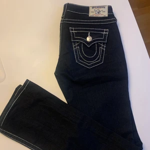 True Religion  - Lågmidjade True Religion jeans i storlek 28🥰🥰                Högsta bud: 610kr