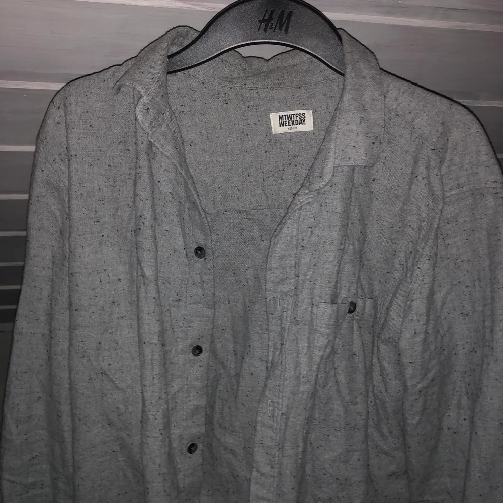 Säljer en riktigt snygg grå skjorta i storlek m! . Skjortor.