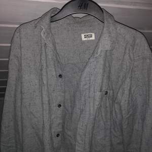 Säljer en riktigt snygg grå skjorta i storlek m! 