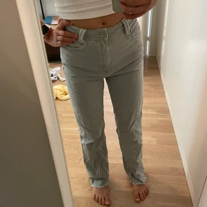 Zara jeans - Raka långa jeans från Zara i ljus grå-grön färg. De är grönare i verkligenheten än på bilden. Storlek 38 men passar även 36 beroende på hur man vill att dom ska sitta. Är 168 cm och de går ner till marken på mig. 