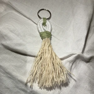 ~nyckelring~ - Här får ni se en jettefin nyckelring. Man kan ha den på sin nyckelknippa eller på sin väska. Den kostar 50kr. PS den tar ungefär en timme att göra. Jag hoppas att ni gillar den🥰