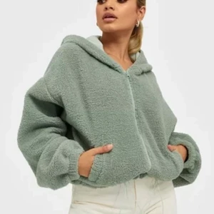 Ljusgrön teddyjacka - Säljer en super mysig grön teddyjacka perfekt nu till hösten/sen sommaren, ursprungligen från nelly och i storlek M 💚