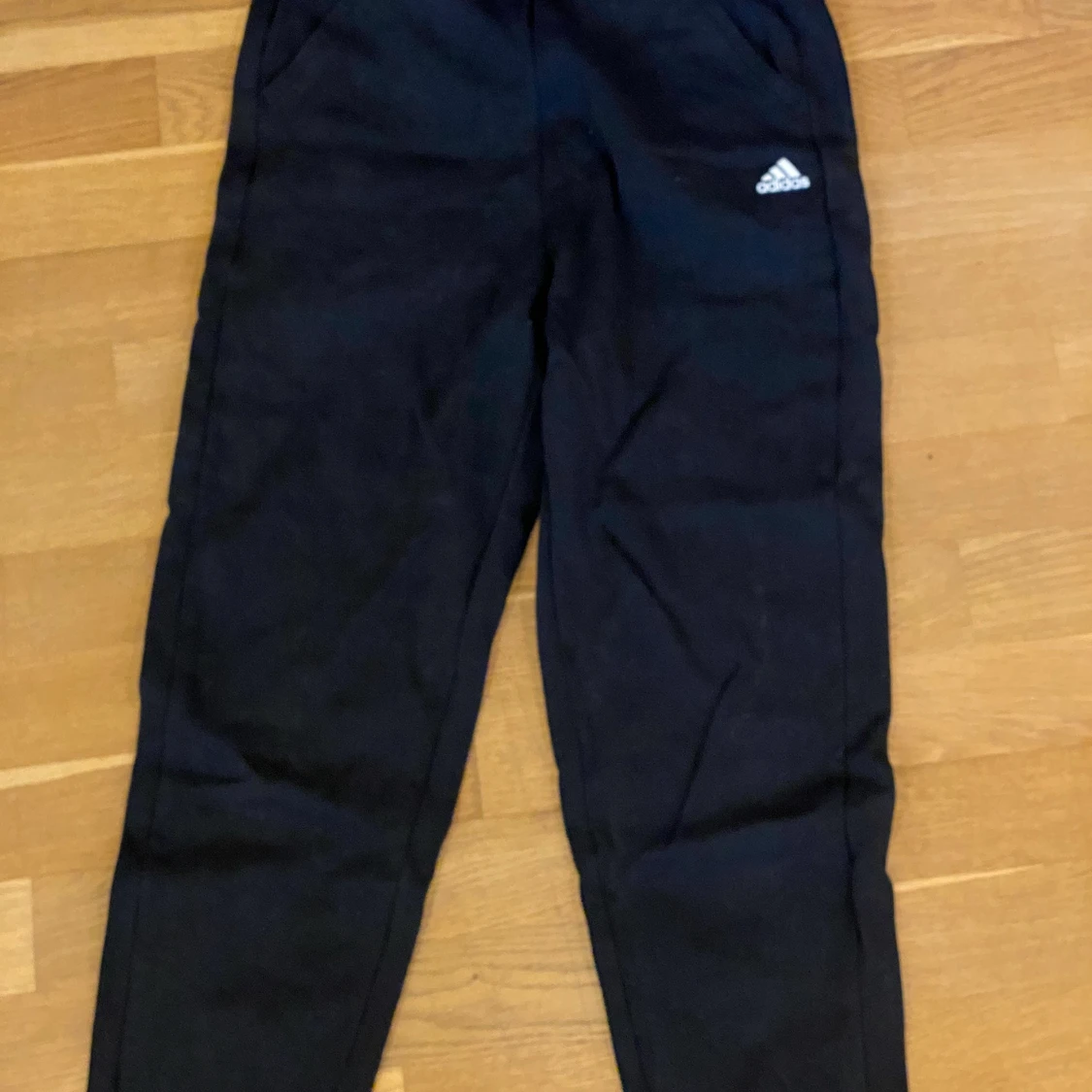 ADIDAS MJUKISBYXOR SVART - 90