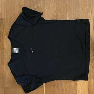 Nike tränings T-shirt  - SÄLJER NIKE TRÄNINGS T-SHIRT !!  Nike träningtröja i storlek L passar S-M. Har ränder i svart och grått⚡️