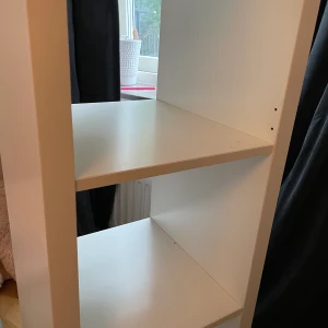 En hylla med 4 hyllplan, 42x147 cm. - Är i god skick och ingen repa. Kan bara hämtas