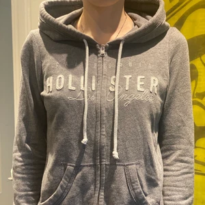 Grå hollister tröja - Ganska välanvänd ziphoodie från hollister. Bra skick. Nypris ca 600kr