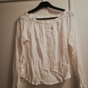 Beige blus/topp - Jätteluftig topp, randiga detaljer ish. Inte mycket använd. Från lager 157 och storlek S. Beige/gräddvit