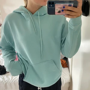 blå hoodie - fin blå hoodie, säljer pga inte kommer till användning längre. köpt på en butik i USA och kommer ifrån märket STAY. 160kr inklusive frakt💕