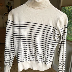 Finstickad polotröjan  - Randig polotröja från HM med bra passform i strl S