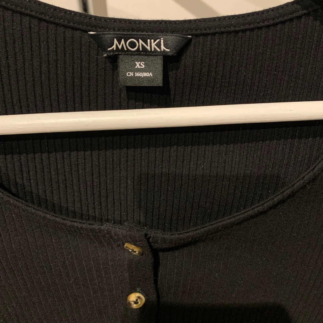 Croppad topp från monki  - 91