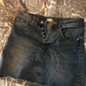 Jeanskjol - Jeanskjol från Gina storlek 36! Knappt använd, pris 100kr och köpare står för frakt 💕