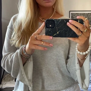 Grå stickad tröja - Superfin grå stickad tröja med större armar. Är i mycket gott skick.