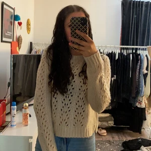 Beige stickad tröja strl L mer som S/XS - Jättesöt stickad tröja från stradivarius i strl L men är mer som en s/xs