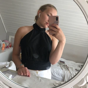 Halterneck topp - Svart halterneck topp från Gina. Superfin! Köpt på Plick och aldrig använda för lite för lång för mig som är 160. 💗