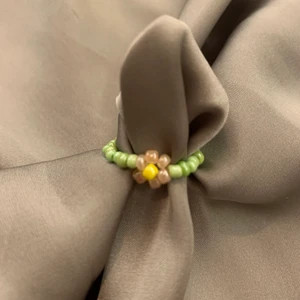 Smycken  -  Blomring:8kr + 13kr frakt 