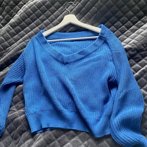 Stickad tröja - Såå fin stickad tröja, perfekt till hösten!!💙🙃🔥🔥🔥🔥Fint skick