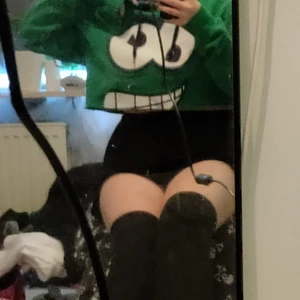 Hoddie - Croppad hoodie. Gött skick. XS-XL beroende på hur man vill att den ska sitta. Kjolen finns också till försäljning.