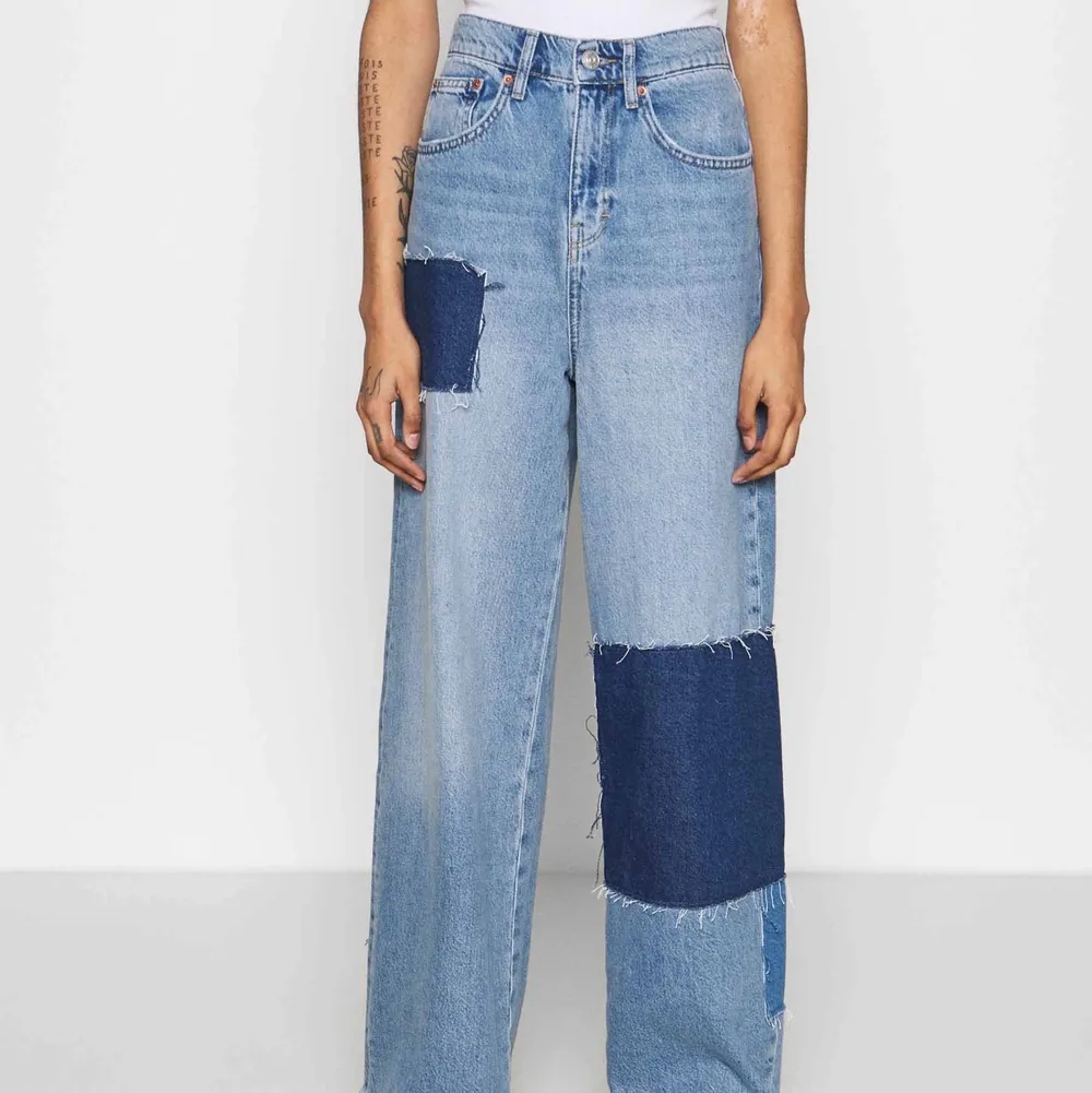 Snygga långa breda patchwork jeans från Urban Outfitters! Använd fåtal gånger, perfekt längd för mig som är 167!. Jeans & Byxor.