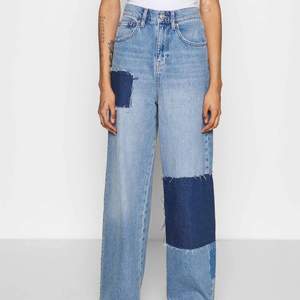 Snygga långa breda patchwork jeans från Urban Outfitters! Använd fåtal gånger, perfekt längd för mig som är 167!