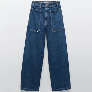 Helt slutsålda Zara jeans  - Otroligt unika zara jeans. Helt slutsålda ❗️De är baggy men är inte för långa. Storlek 34 men passar mig som brukar ha 36-38 hos zara. Kan skicka fler bilder vid intresse 