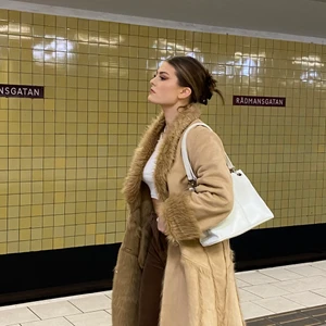 Kappa med fakepäls - Kappa med fakepäls, köpt SH för ca 900kr för ett år sen, endast använd när denna bilden togs. Superbra skick med alla knappar kvar :) storlek L men passat mig bra (normalt S) 