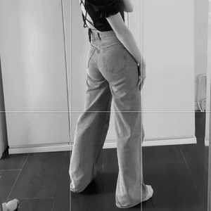 GRÅA VIDA JEANS - Säljer mina favoritjeans som är helt slut på hemsidan, de är gråa och vida, tighta över rumpan, strl 32, lite långa för mig som är 160 cm lång. Köparen står för eventuell fraktkostnad! :)