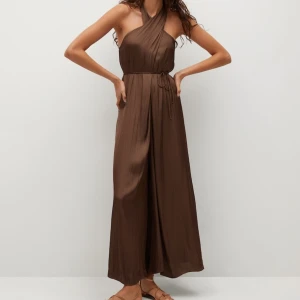 Byxdress Mango 🤎 - Byxdress i sayintyg och fin detalj på ryggen. Ny och aldrig använt, inköpt för 699kr. Lånad bild