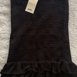 Kjol men volang - Oanvänd kjol från bikbok, går att matcha till vad som. 