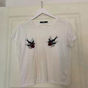 T-shirt från Gina Tricot i fint skick. Använd 2 ggr. Storlek L, men väldigt liten i storleken. Hör av dig vid intresse! 😊