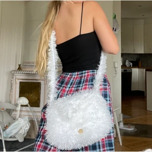 Vet ej vart den är ifrån ursprungligen  - Världens största fluffiga väska. Kommer tyvärr inte till så mycket användning för mig längre. Fin guldig knapp . Kom med egna priser för denna väska😉