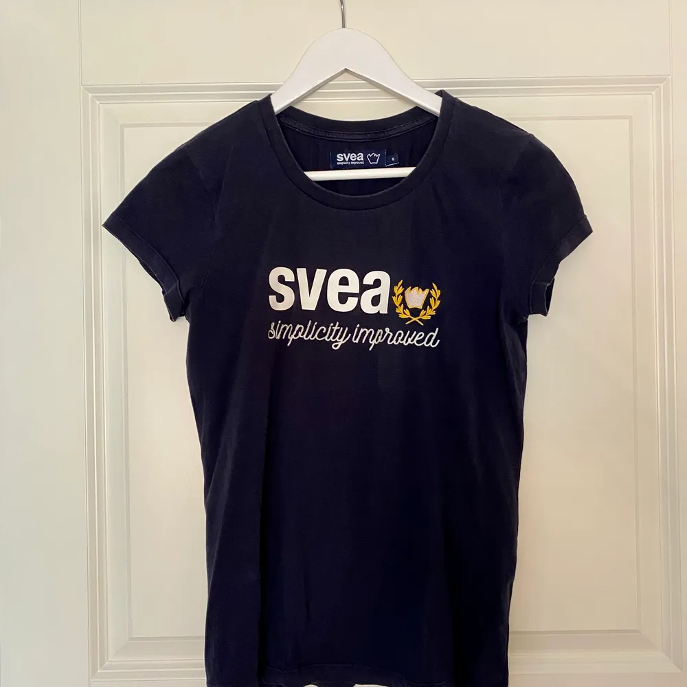 T-shirt från Svea i fint skick. Använd 3 ggr. Storlek S. Hör av dig vid intresse💙. T-shirts.