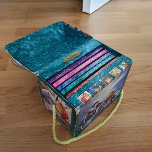 Böcker - Säljer en box med klassiska böcker. Två eller tre av böckerna har några sidor som ramlat av men det kan enkelt tejpas/limmas ihop. Säljes som paket. Köpare står för frakt eller möts i stockholm