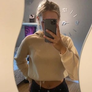 Hoodie - En beige kroppad Hoodie med knute i midjan. Kommer från New Yorker och ganska använd men syns inte speciellt mycket. I storlek XXS men är stor i storleken. Säljer för 30kr+frakt 