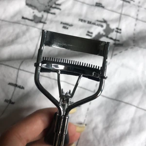 Ögonfransböjare - Jätte cool ögonfransböjare som är väldigt populär!! Aldrig använd 