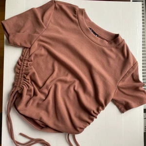 Topp med snörning  - fin tröja med snörning i sidorna från zara! Aldrig använd endast testad