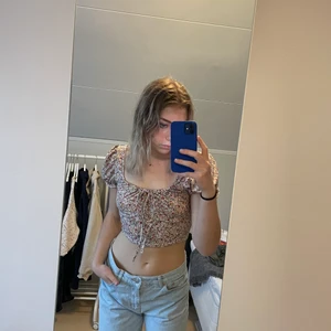 Blommig topp - Blommig topp från shein. Storlek S. 40kr+frakt.
