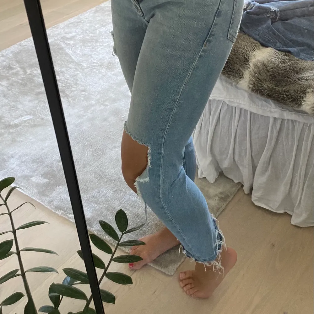 Ett par blå jeans från Mango, dom är små för mig, men ska sitta lite lösare i modellen! Dom är i stl 34!💘 Mycket fint skick!. Jeans & Byxor.