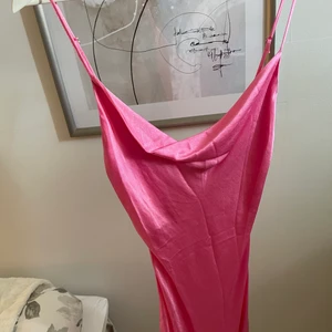 bershka coctailklänning - säljer denna superfina klänning då den tyvärr inte kommer till användning. helt oanvänd, endast provad. sitter jättensyggt men passar tyvärr inte mig🥰