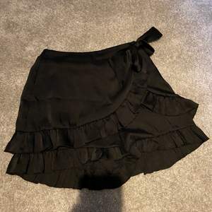 Säljer ett par jättefina shorts ifrån Zara med volanger på sig och därav ser det ut som en kjol. Vid midjan sitter det två band som man kan knyta till en rosett eller ha hängandes. Köpt på Zara för cirka 250kr och säljs för 150kr plus frakt