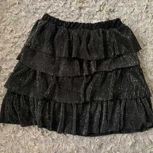 Glitterkjol zara - Glitter kjol strl 152 zara. Min kompis som är på andra bilden är 165! Direktpris 300