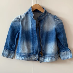 I dig denim jeansjacka storlek 98/104 - Väldigt fin I dig denim jeansjacka storlek 98/104. 175kr