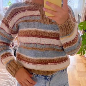 Stickad mönstrad - Skön och varm stickad tröja köpt second hand. Fina färger och cool detalj vid kragen. Passar S-M. Möts gärna upp eller skickar mot fraktkostnad!<3 